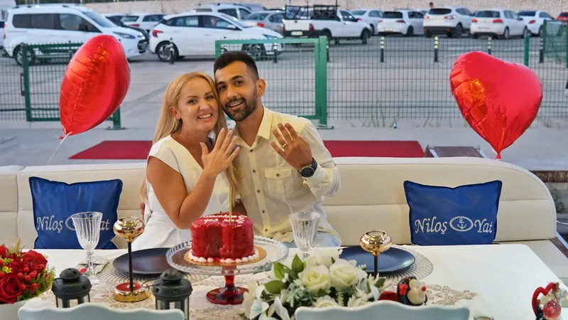 Teknede kurulan kutlama masası ve süsleme — 7
