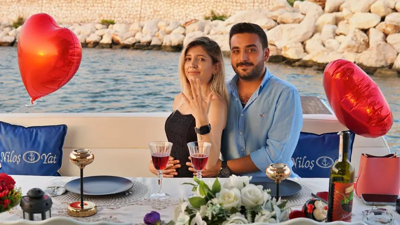 Teknede kurulan kutlama masası ve süsleme — 8