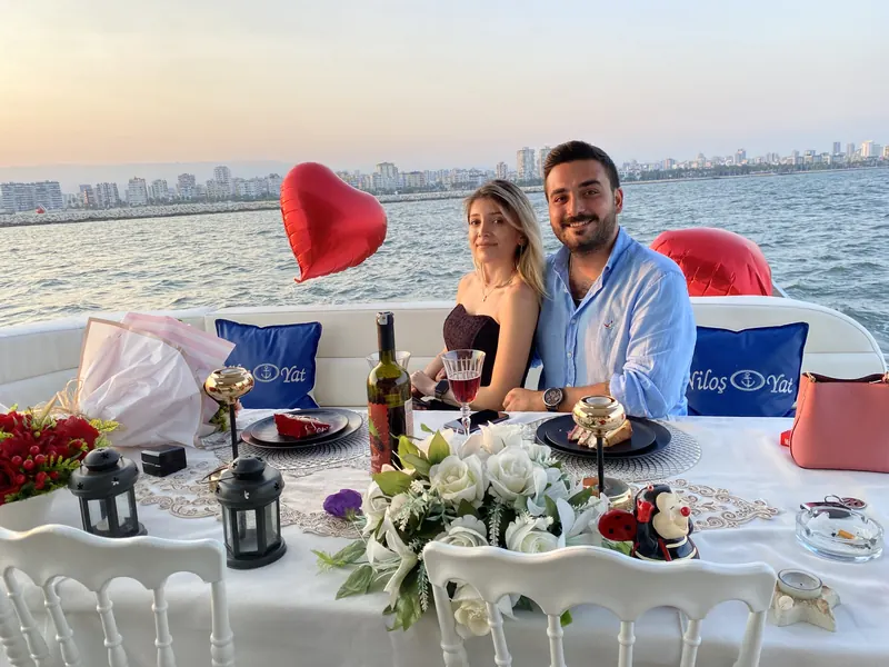 Teknede kurulan kutlama masası ve süsleme — 11