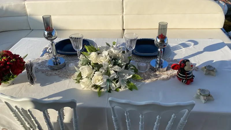Teknede kurulan kutlama masası ve süsleme — 16