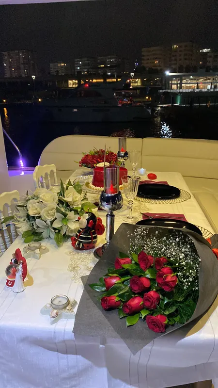 Teknede kurulan kutlama masası ve süsleme — 18