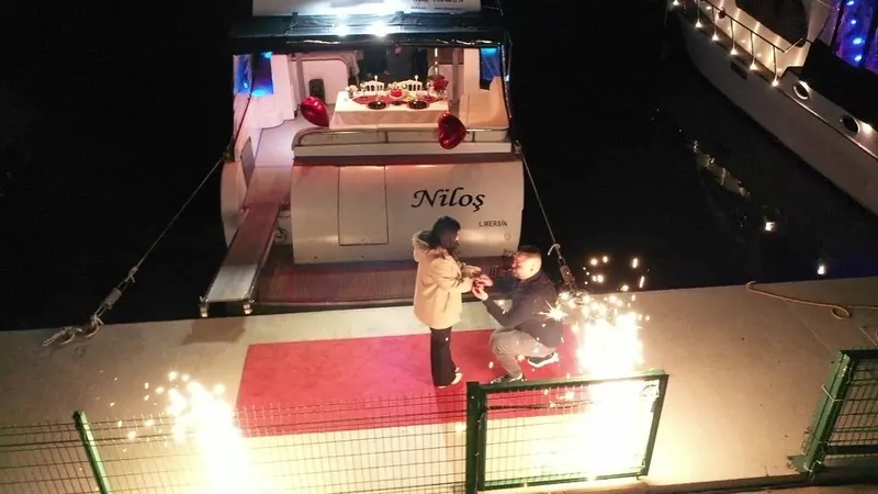 Teknede kurulan kutlama masası ve süsleme — 23