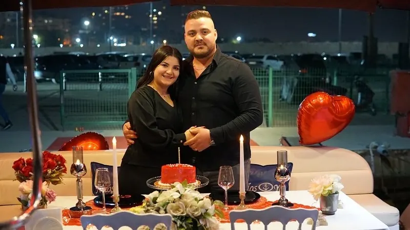 Teknede kurulan kutlama masası ve süsleme — 24