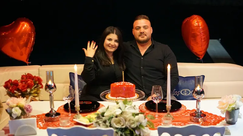 Teknede kurulan kutlama masası ve süsleme — 26