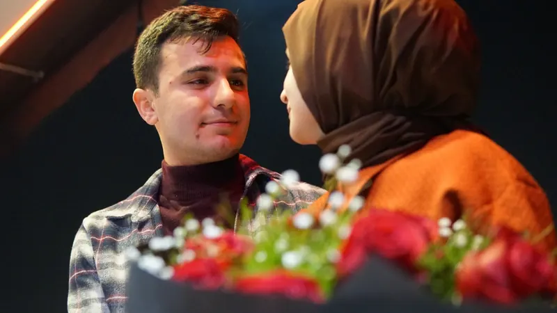Teknede kurulan kutlama masası ve süsleme — 27