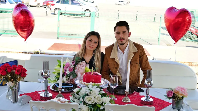Teknede kurulan kutlama masası ve süsleme — 32