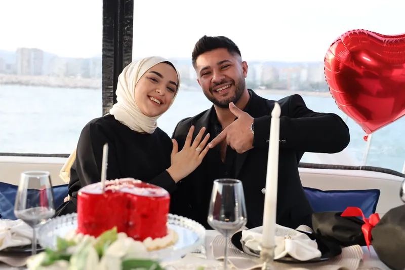 Teknede kurulan kutlama masası ve süsleme — 39