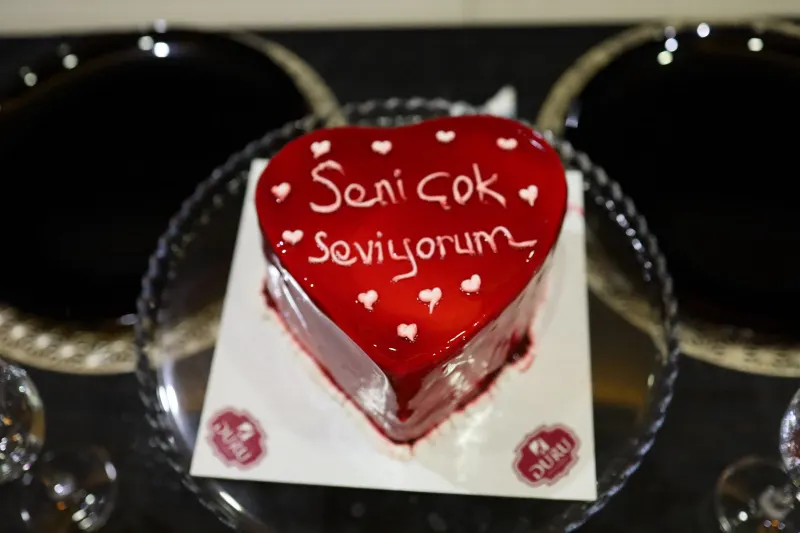 Teknede kurulan kutlama masası ve süsleme — 43
